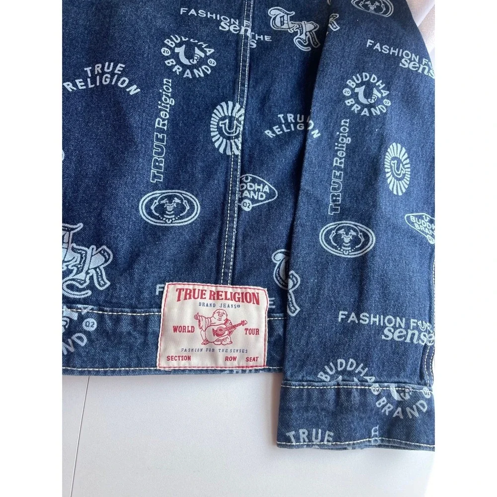 True Religion AOP Logo Denim Trucker Jacket Blue‎ Jean 700703 Mens L NWT